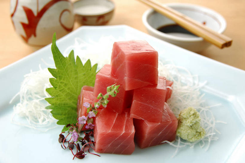 海鲜,清酒,生鱼片,芥末,无人,横图,俯视,室内,特写,白天,烹饪,植物,餐桌,桌子,餐具,一双,阴影,盛开,反射,鱼,碟子,盘,图形,影子,陶瓷,调料,酱料,酱汁,肉,鱼肉,佐料,日本料理,鱼片,料理,食品,草药,药草,陶瓷制品,酒类,调味品,几何,立方体,正方体,鲔鱼,调味料,花蕾,酱油,水产,金枪鱼,酱,菜肴,美食,肉类,鱼类,中药,海洋生物,酒,酒瓶,花,花瓣,花朵,鲜花,食物,饮料,盘子,酒杯,瓶子,碟,日式料理,花苞,花蕊,日式,佳肴,餐台,吞拿鱼,数学,水生动物,海产品,药材,中草药,水生物,肉食,海底动物,芥末酱,中药材,本草,沙西米,苦艾,中亚苦蒿,豉油,彩图,高角度拍摄,芥辣,芥辣酱,青芥末酱,日式青芥末酱,几何图形,立体几何,立体图形,正六面体,刺身,清酒瓶