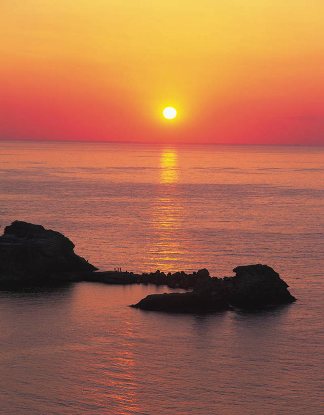 无人,竖图,室外,白天,正面,旅游,度假,岛屿,海浪,海洋,美景,日落,太阳,静冈县,日本,亚洲,岛,景观,浪花,水平线,晚霞,霞光,落日,辽阔,海平线,背光,娱乐,自然,海水,黄昏,享受,休闲,广阔,景色,彩霞,放松,一望无际,自然风光,逆光,海景,东亚,本州,本州岛,日本国,中部地方,静冈,无边无际,一马平川,夕照,薄暮,伊豆半岛,大海,风浪,海,海水的波动,近岸浪,列岛,群岛,涌浪,诸岛,夕阳,彩图,傍晚,贺茂郡,水天相接,水天一线,斜阳,松崎町