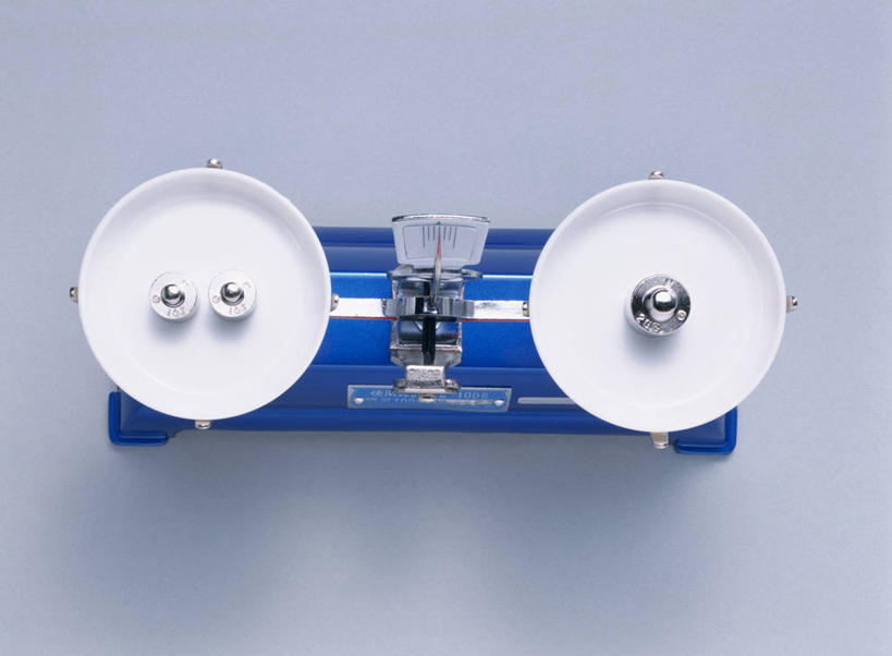 无人,横图,俯视,室内,特写,白天,白色背景,实验,仪器,静物,阴影,研究,反射,分析,化学,测试,影子,球,三个,平衡,摄影,影棚,衡量,计量,试验耗材,实验用品,托盘天平,秤,天平称,天平秤,彩图,高角度拍摄,影棚拍摄,拍摄