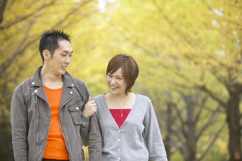 东方人,两个人,站,笑,微笑,露齿笑,横图,室外,白天,正面,爱情,秋季,树林,植物,亚洲,阴影,服装,朦胧,模糊,光线,影子,浪漫,注视,休闲装,黄种人,树,树木,衣服,绿色,阳光,自然,观察,看,手挽手,站着,休闲,温暖,温馨,休闲服,恩爱,恋人,服饰,生长,成长,观看,和睦,察看,关注,男人,男性,年轻男性,年轻女性,女人,女性,亚洲人,情侣,秋,秋天,站立,半身,彩图,伴侣,融洽