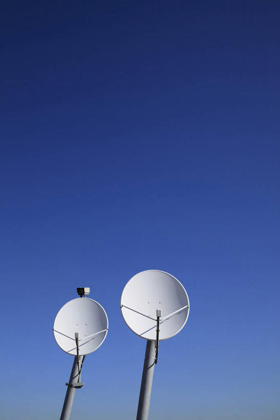 无人,竖图,室外,白天,仰视,天线,卫星,阴影,光线,影子,两个,蓝色,蓝天,天空,阳光,天,晴朗,信号,无线电,卫星天线,万里无云,卫星通信,卫星信号,晴空,晴空万里,彩图,低角度拍摄