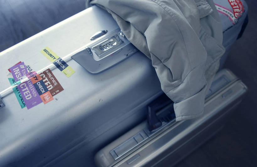 无人,横图,俯视,室内,特写,白天,静物,阴影,服装,反射,包,标签,公文包,影子,旅行包,外套,两个,衣服,服饰,公事包,衣着,穿着,旅游包,提包,衣饰,外衣,彩图,高角度拍摄