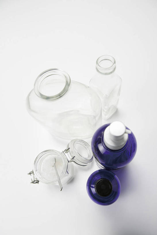 无人,竖图,俯视,室内,特写,白天,白色背景,阴影,反射,罐子,影子,玻璃制品,蓝色,玻璃瓶,精油,瓶子,摄影,影棚,芳香植物,芳香油,挥发油,香精油,彩图,高角度拍摄,影棚拍摄,拍摄