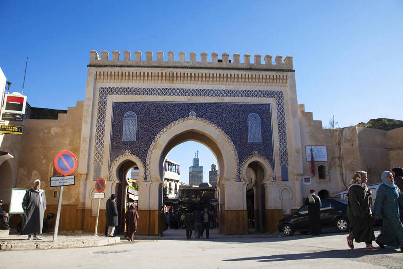 东方人,走,横图,室外,白天,正面,旅游,度假,名胜古迹,门,标志建筑,地标,建筑,指示牌,非洲,摩洛哥,亚洲,行人,游客,游人,阴影,服装,遗迹,光线,标志,路标,影子,拱门,许多人,注视,休闲装,黄种人,古迹,文物,娱乐,标识,城门,建设,古建筑,路牌,路人,旅客,衣服,蓝色,蓝天,天空,阳光,门框,天,观察,看,一群人,享受,休闲,休闲服,旅游胜地,放松,服饰,晴朗,观看,察看,关注,古文明,万里无云,阿非利加洲,摩洛哥王国,过客,菲斯,男人,男性,年轻男性,年轻女性,女人,女性,亚洲人,晴空,晴空万里,步行,散步,走路,半身,彩图,巴卜布杰罗德城门