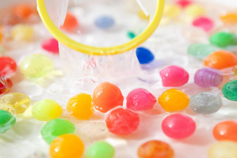 无人,横图,俯视,彩色,室外,特写,白天,水,许多,阴影,朦胧,模糊,反射,液体,影子,水滴,捕虫网,很多,球,五颜六色,扫网,水网,色彩斑斓,五彩缤纷,扑网,五彩斑斓,五光十色,彩图,高角度拍摄