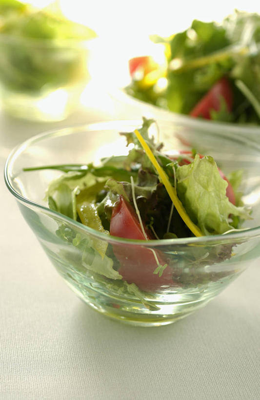 无人,竖图,俯视,室内,特写,白天,烹饪,西餐,餐桌,桌子,蔬菜,西红柿,玻璃,阴影,朦胧,模糊,新鲜,反射,影子,调料,酱料,酱汁,蔬菜沙拉,佐料,沙拉,料理,食品,调味品,调味料,色拉,酱,沙拉酱,沙律,菜肴,美食,玻璃制品,食物,容器,碗,西式,佳肴,有机食品,绿色食品,餐台,色拉酱,储藏,储存,芝麻菜,德国芥菜,火箭生莱,芸芥,芝麻叶,紫花南芥,洋柿子,柑仔蜜,番茄,臭柿,彩图,高角度拍摄,六月柿,火箭菜,贮存,喜报三元