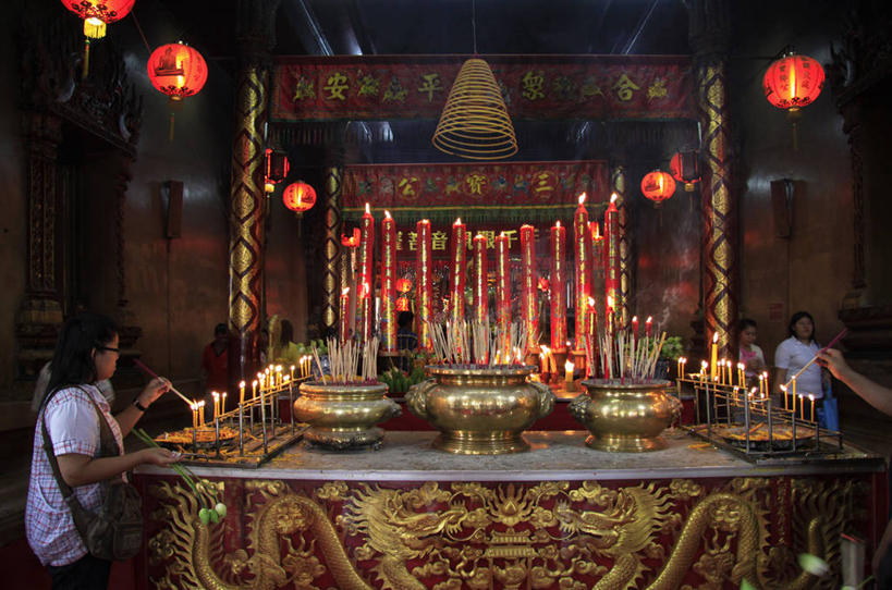 东方人,两个人,站,横图,室内,白天,侧面,旅游,度假,名胜古迹,标志建筑,地标,建筑,蜡烛,照明,东京,日本,亚洲,行人,游客,游人,握,阴影,服装,节日,朦胧,模糊,遗迹,光线,包,灯笼,火焰,书包,香炉,影子,纸灯笼,烛光,神社,燃烧,拿,拿着,扭头,注视,休闲装,黄种人,古迹,文化,文物,娱乐,建设,古建筑,路人,旅客,衣服,背包,灯具,点燃,观察,看,祈祷,站着,转头,享受,休闲,健康,休闲服,旅游胜地,放松,握着,许愿,宗教,服饰,信仰,千代田区,观看,纪念,神道,祈求,单肩包,照亮,祭奠,祭祀,察看,照明设备,关注,祭坛,古文明,东亚,本州,关东地方,本州岛,日本国,东京都,靖国神社,神道教,敬拜,社屋,过客,平安,男人,男性,年轻男性,亚洲人,站立,半身,彩图