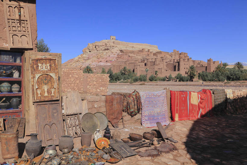 无人,家,商店,横图,室外,白天,正面,旅游,度假,美景,山,山脉,植物,非洲,摩洛哥,阴影,光线,影子,房屋,屋子,景观,山峰,山峦,娱乐,商铺,楼房,住宅,树,树木,蓝色,绿色,蓝天,天空,阳光,自然,群山,天,享受,休闲,景色,放松,生长,晴朗,成长,自然风光,万里无云,阿非利加洲,市肆,商号,摩洛哥王国,瓦尔扎扎特,苏斯.马塞.德拉大区,晴空,晴空万里,彩图,房子,店铺