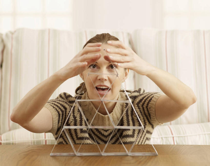 西方人,一个人,坐,横图,室内,白天,正面,游戏,赌博,贪欲,竞争,窗帘,桌面,桌子,扑克牌,纸牌,玩具,扑克,欧洲,欧洲人,仅一个女性,仅一个人,服装,装饰,木制,木桌,玩,注视,休闲装,娱乐,刺激,衣服,帘子,木制品,观察,看,仅一个中年女性,休闲,休闲服,遮阳,遮,遮掩,服饰,观看,活动,担忧,华丽,修饰,点缀,察看,掩盖,遮挡,忧虑,发泄,关注,消遣,智力,赌具,遮盖,投机,侥幸,欲望,宣泄,衬托,美观,雅致,雅观,掩饰,担心,女人,女性,中年女性,白种人,玩耍,嬉戏,坐着,半身,彩图,房子,纸牌房子,纸牌屋,木桌子,胜负,输赢