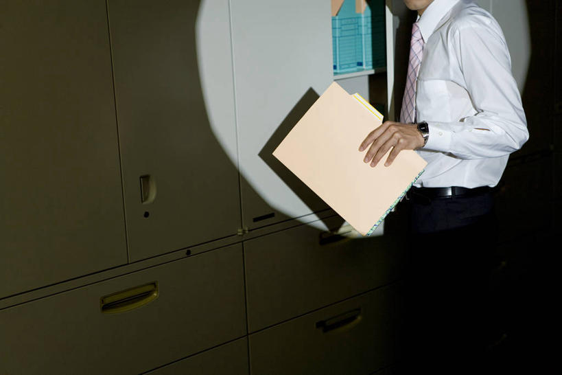 东方人,一个人,商务人士,商务男性,站,横图,室内,夜晚,侧面,衬衫,柜子,亚洲,仅一个男性,仅一个人,握,阴影,套装,中间,光线,影子,灯光,领带,拿,拿着,黄种人,仅一个年轻男性,站着,握着,象征,庄重,储存,商务装,身份,间谍,档案柜,文件架,工薪阶层,资料架,正式,地位,文件框,文件座,资料档,资料座,储备,蕴藏,贮备,男人,男性,年轻男性,亚洲人,白领,上班族,站立,半身,彩图,衬衣,斥候,奸细,探子,细作,追光,贮存,特工,特务