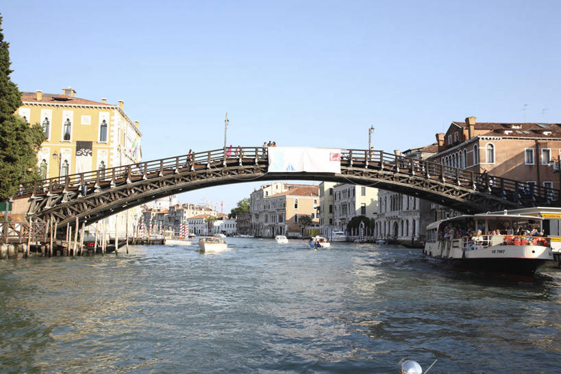 无人,家,横图,室外,白天,正面,度假,河流,美景,水,植物,城市风光,城市,桥梁,船,意大利,欧洲,威尼斯,一艘,阴影,光线,影子,房屋,屋子,河水,景观,水流,公寓,桥,游艇,娱乐,石桥,洋房,楼房,拱桥,住宅,树,树木,蓝色,绿色,蓝天,天空,阳光,自然,交通工具,天,享受,休闲,景色,放松,拱形,生长,晴朗,成长,人行桥,石拱桥,威尼托,南欧,载具,威尼托大区,万里无云,意大利共和国,首府,威内托,威内托大区,晴空,晴空万里,彩图,房子,大运河