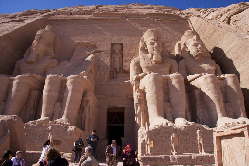 西方人,站,横图,室外,白天,仰视,旅游,度假,名胜古迹,标志建筑,城市,地标,建筑,雕塑,欧洲,非洲,埃及,黑人,欧洲人,阴影,服装,遗迹,艺术,装饰,光线,雕刻,雕像,影子,许多人,注视,休闲装,古迹,文物,娱乐,建设,古建筑,石雕,衣服,蓝色,蓝天,天空,阳光,工艺品,天,观察,看,站着,一群人,享受,休闲,休闲服,旅游胜地,放松,服饰,晴朗,观看,纪念,美术,察看,法老,关注,主题,陈列,埃及法老,古文明,万里无云,首府,阿拉伯埃及共和国,金字塔之国,棉花之国,功能,美学,阿斯旺,阿斯旺省,阿非利加洲,拉美西斯二世,阿布辛贝神庙,阿布辛拜勒神庙,男人,男性,年轻男性,年轻女性,女人,女性,非洲人,晴空,晴空万里,站立,半身,彩图,低角度拍摄