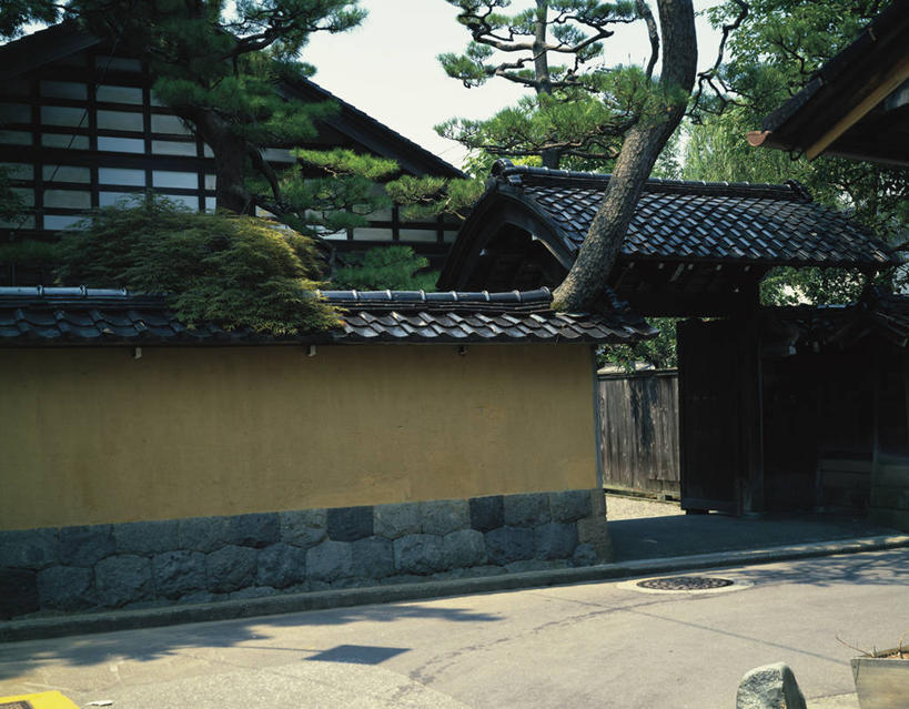 无人,家,横图,室外,白天,正面,度假,美景,植物,门,城市风光,城市,道路,建筑,路,日本,亚洲,阴影,光线,瓦片,影子,房屋,墙,屋顶,屋子,景观,小路,交通,顶棚,瓦,娱乐,楼房,墙壁,墙面,住宅,树,树木,绿色,天空,阳光,自然,门框,天,享受,休闲,景色,放松,建造,生长,成长,东亚,屋瓦,金泽,本州,本州岛,日本国,金沢,金沢市,石川,石川县,中部地方,县厅,彩图,房子,金泽市