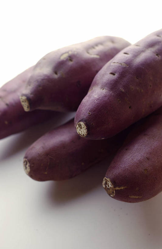 无人,竖图,俯视,室内,特写,白天,白色背景,蔬菜,五个,一堆,许多,阴影,堆叠,堆积,新鲜,反射,影子,食品,食物,紫色,摄影,有机食品,绿色食品,影棚,堆,紫薯,黑薯,紫红薯,山芋,甘薯,番薯,地瓜,彩图,高角度拍摄,影棚拍摄,拍摄