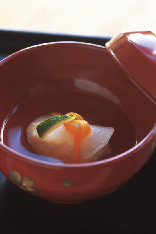 无人,竖图,俯视,室内,特写,白天,烹饪,萝卜,胡萝卜,白萝卜,蔬菜,阴影,新鲜,反射,影子,陶瓷,日本料理,料理,食品,陶瓷制品,菜肴,美食,食物,红色,容器,碗,日式料理,日式,佳肴,有机食品,绿色食品,储藏,储存,黄萝卜,番萝卜,莱菔,红萝卜,甘荀,彩图,高角度拍摄,丁香萝卜,胡芦菔金,金笋,贮存