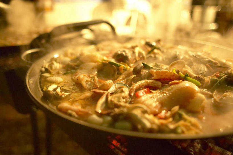 海鲜,米饭,无人,餐厅,横图,俯视,室外,特写,白天,烹饪,西餐,雾,沸腾,朦胧,模糊,蒸汽,陶瓷,肉,料理,食品,陶瓷制品,水蒸气,雾气,饭,西班牙海鲜饭,水产,菜肴,美食,肉类,海洋生物,食物,容器,碗,西式,佳肴,储藏,气体,五谷,储存,水生动物,海产品,海鲜饭,水生物,肉食,海底动物,蒸发,彩图,高角度拍摄,餐馆,饭店,饭馆,贮存