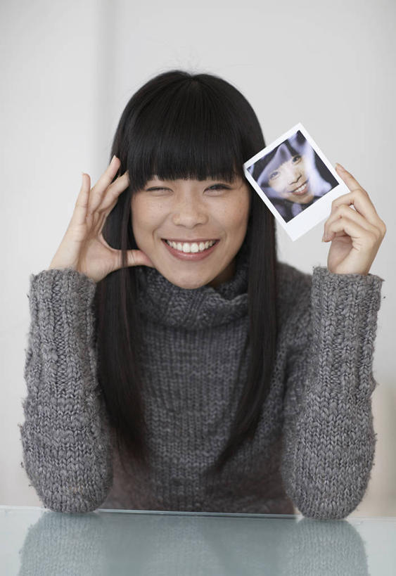 东方人,一个人,坐,笑,微笑,露齿笑,竖图,照片,室内,白天,正面,毛衣,相机,亚洲,仅一个年轻女性,仅一个女性,仅一个人,握,服装,拿,拿着,注视,黄种人,拍照,衣服,观察,看,眯眼,眯,握着,摄影,服饰,观看,察看,衣着,穿着,关注,线衫,拍立得,立拍得,衣饰,毛线衣,绒线衣,年轻女性,女人,女性,亚洲人,相片,照相机,坐着,半身,彩图,绒衣,套衫,套头毛衣,线衣,照相,宝丽莱