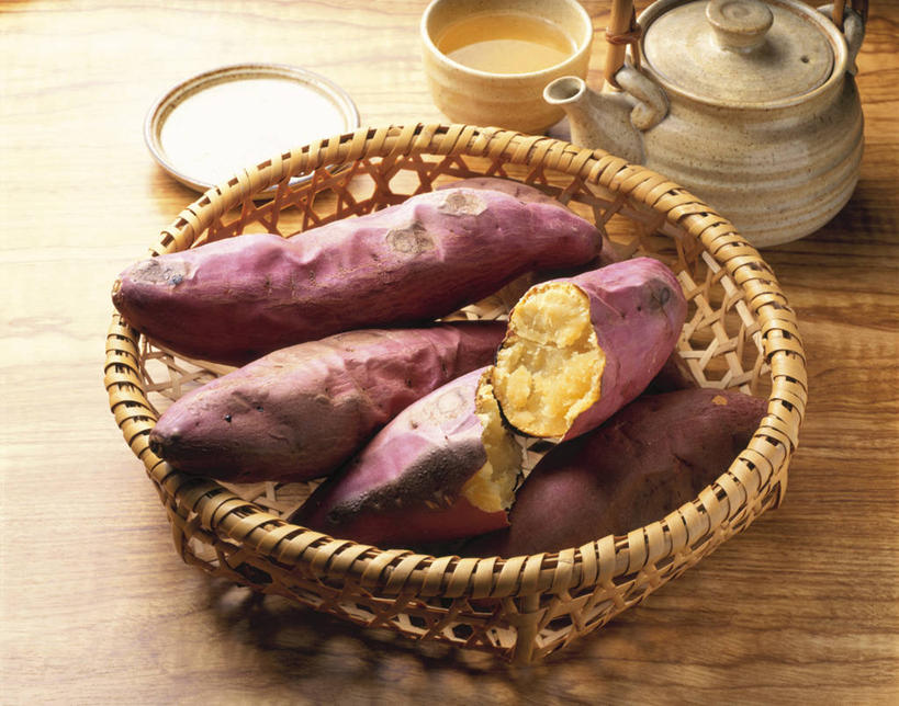 无人,交叉,横图,俯视,室内,特写,白天,桌面,桌子,竹子,红薯,蔬菜,杯子,一堆,许多,阴影,堆叠,堆积,竹制,新鲜,编织,反射,木制,壶,篮子,影子,陶瓷,木桌,食品,陶瓷制品,很多,小吃,水壶,食物,茶壶,木制品,容器,水杯,竹篮,有机食品,绿色食品,竹条,堆,交织,竹制品,穿插,茶杯,山芋,甘薯,番薯,地瓜,彩图,高角度拍摄,烘山芋,烤白薯,烤地瓜,烤番薯,烤红薯,煨番薯,木桌子