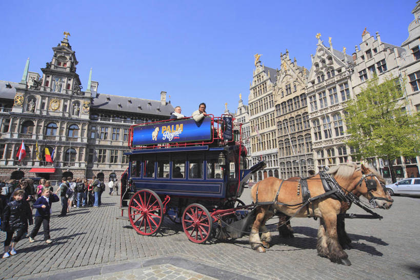 西方人,家,走,横图,室外,白天,仰视,度假,美景,植物,城市风光,城市,马,野生动物,比利时,欧洲,欧洲人,阴影,服装,光线,影子,房屋,屋子,景观,公寓,马车,许多人,休闲装,娱乐,洋房,楼房,住宅,车,树,树木,衣服,蓝色,绿色,蓝天,天空,阳光,自然,动物,交通工具,天,一群人,享受,休闲,休闲服,景色,放松,运输,服饰,牲畜,生长,晴朗,成长,西欧,载具,万里无云,比利时王国,弗拉芒.布拉班特省,弗拉芒大区,男人,男性,年轻男性,年轻女性,女人,女性,白种人,晴空,晴空万里,步行,散步,走路,半身,彩图,低角度拍摄,房子,安特卫普省