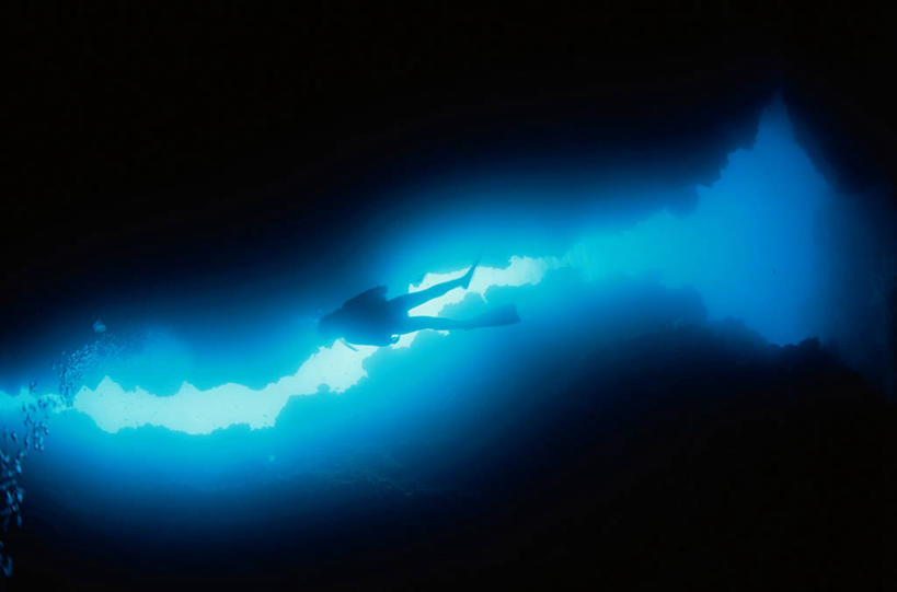 游泳,东方人,一个人,横图,室外,白天,仰视,锻炼,运动,海底,水下,海浪,海洋,亚洲,仅一个男性,仅一个人,服装,潜水镜,泳镜,浪花,水底,黄种人,仅一个年轻男性,衣服,海水,蛙鞋,海底世界,潜水服,潜水,服饰,脚蹼,呼吸管,衣着,穿着,潜水装备,海景,面镜,浮潜,潜水运动,衣饰,体育,男人,男性,年轻男性,亚洲人,大海,风浪,海,海床,海水的波动,近岸浪,涌浪,彩图,低角度拍摄,全身,健身,干式潜水服