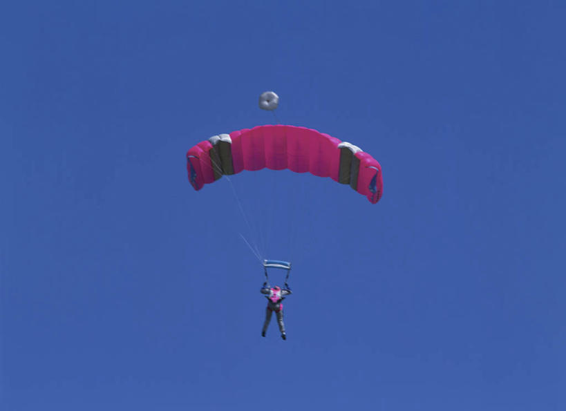 西方人,一个人,横图,室外,白天,仰视,运动服,锻炼,运动,跳伞,降落伞,欧洲,欧洲人,仅一个男性,仅一个人,吊挂,悬挂,阴影,服装,光线,影子,着陆,挂,仅一个年轻男性,衣服,蓝色,蓝天,天空,阳光,天,服饰,晴朗,登陆,衣着,穿着,载具,下降,降落,万里无云,衣饰,航空工具,减速器,体育,跳伞运动,男人,男性,年轻男性,白种人,晴空,晴空万里,彩图,低角度拍摄,全身,健身,运动装