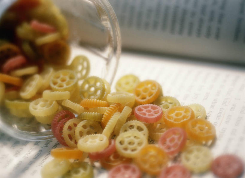 面食,面条,意大利面,无人,横图,俯视,室内,特写,白天,西餐,餐桌,桌子,玻璃,一堆,许多,阴影,堆叠,堆积,反射,影子,面,料理,食品,很多,玻璃制品,食物,一个,玻璃瓶,瓶子,西式,单个,餐台,堆,意粉,广口瓶,意面,彩图,高角度拍摄,车轮面