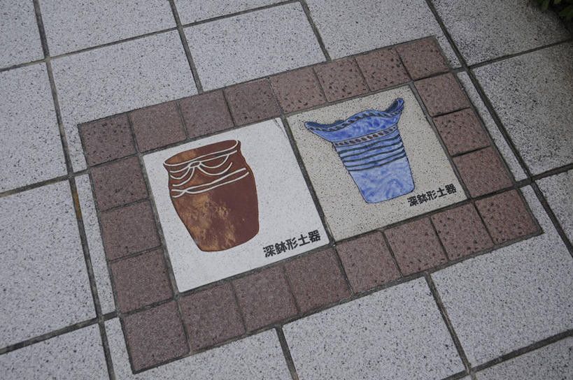 无人,横图,俯视,室外,特写,白天,建材,建筑,静物,日文,标志,材料,瓷砖,地砖,文字,字符,地面,标识,墙砖,建造,日语,彩图,高角度拍摄,墙面砖