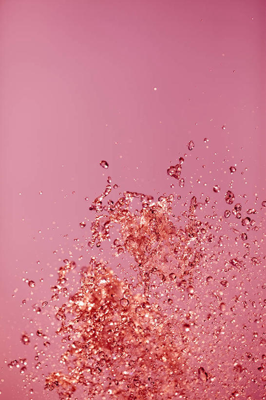 无人,竖图,室内,特写,白天,正面,水,飞溅,粉色背景,溅,液体,水滴,水珠,红色,摄影,影棚,喷洒,彩图,影棚拍摄,拍摄