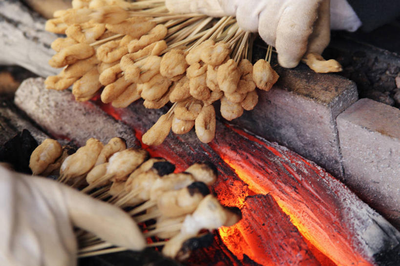 点心,东方人,手,两个人,横图,俯视,室外,特写,白天,烧烤,煤炭,亚洲,握,料理,食品,年糕,甜点,烤架,烤肉,拿,拿着,黄种人,美食,食物,糕点,手套,甜食,手部,中式,铁架,握着,能源,燃料,煤,能量,煤矿,矿业,化石燃料,男人,男性,中年男性,亚洲人,半身,彩图,高角度拍摄,年年糕