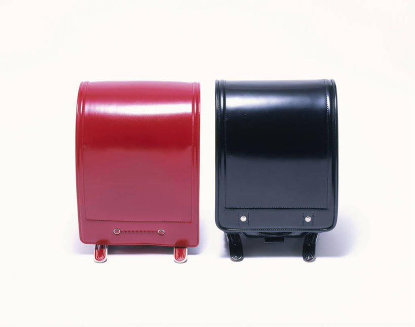 无人,横图,室内,特写,白天,白色背景,正面,静物,阴影,反射,包,书包,影子,两个,红色,黑色,背包,摄影,影棚,彩图,影棚拍摄,拍摄,双肩包