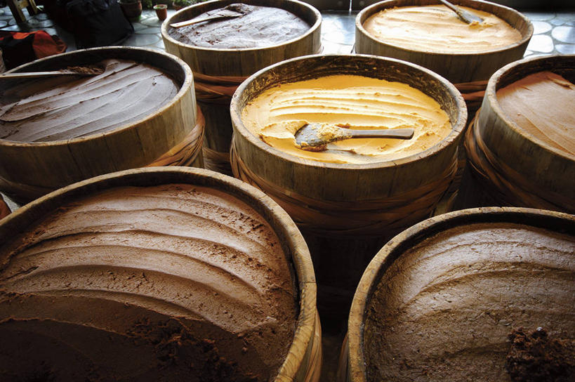 无人,横图,俯视,室内,白天,一堆,许多,阴影,堆叠,堆积,反射,木桶,桶,影子,调料,酱料,酱汁,佐料,调味品,很多,调味料,酱,排列,容器,储藏,堆,储存,摆列,彩图,高角度拍摄,布列,分列,贮存,大豆酱,大酱,豆酱,黄酱