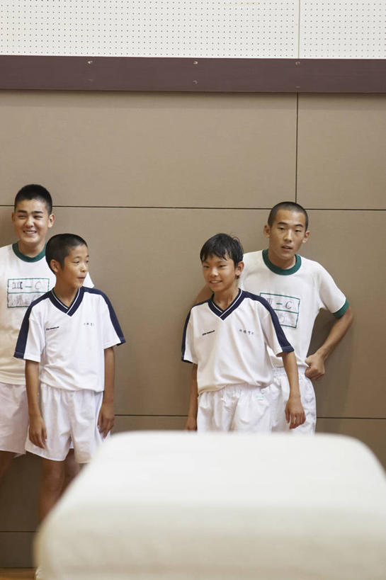 东方人,儿童,四个人,伙伴,朋友,体育馆,运动场,站,竖图,室内,白天,正面,运动服,锻炼,友谊,纯洁,运动,鞍马,亚洲,服装,体操,注视,黄种人,体育场,小孩,衣服,白色,观察,看,站着,同学,活力,可爱,童年,童趣,服饰,观看,察看,优美,衣着,校友,穿着,关注,童真,烂漫,无邪,运动馆,同窗,学友,衣饰,鞍马运动,体育,天真,友情,男孩,男人,男性,亚洲人,站立,半身,彩图,健身,男生,运动装