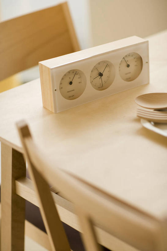 无人,竖图,俯视,室内,特写,白天,桌面,桌子,静物,椅子,阴影,朦胧,模糊,时间,反射,木制,时钟,影子,木椅,木桌,计时,木制品,钟表,表,座钟,钟,彩图,高角度拍摄,木桌子