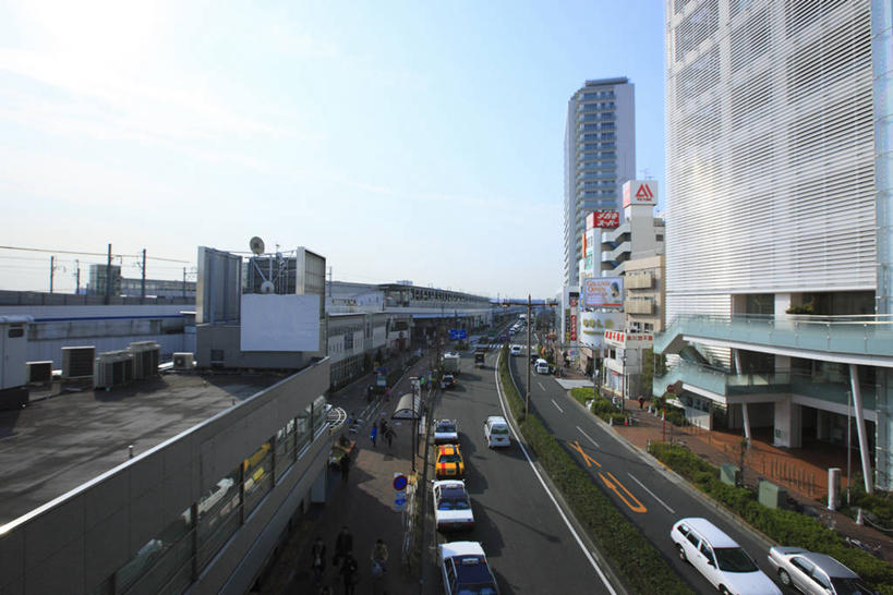 无人,高楼大厦,栏杆,横图,俯视,室外,白天,度假,草地,草坪,美景,植物,城市风光,城市,大厦,道路,建筑,路,摩天大楼,公路,汽车,东京,日本,亚洲,阴影,光线,影子,景观,围栏,分界线,停车线,交通,娱乐,建设,护栏,车,草,树,树木,蓝色,绿色,蓝天,天空,阳光,自然,交通工具,轿车,天,享受,休闲,景色,放松,生长,晴朗,成长,车行道,车行道分界线,载具,标线,东亚,车行线,本州,万里无云,关东地方,本州岛,日本国,东京都,晴空,晴空万里,马路,彩图,高角度拍摄,大楼,高层建筑,高楼,摩天楼,世田谷区,二子玉川站