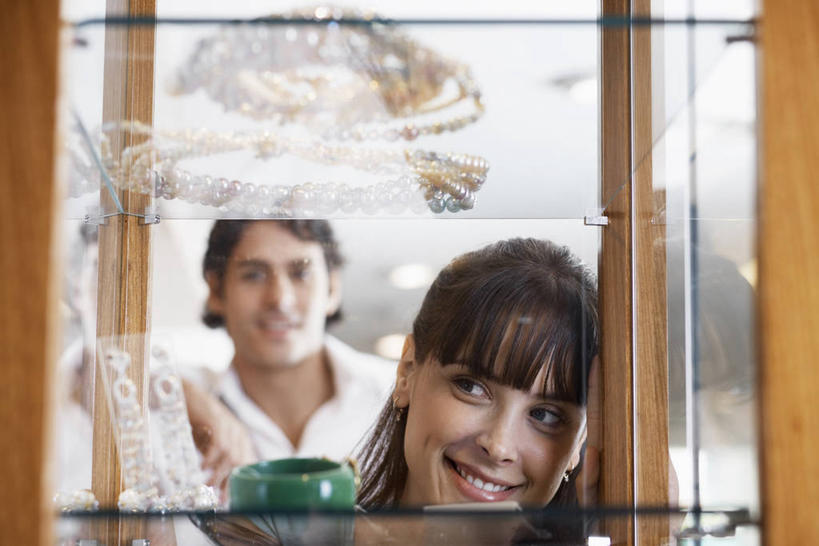 西方人,两个人,商店,站,笑,微笑,露齿笑,横图,室内,白天,正面,爱情,柜子,玻璃,欧洲,欧洲人,服装,朦胧,模糊,浪漫,注视,休闲装,商铺,货架,玻璃制品,衣服,观察,看,站着,休闲,温暖,温馨,休闲服,展示,恩爱,恋人,服饰,观看,和睦,察看,储存,关注,首饰店,展现,珠宝店,陈列柜,市肆,商号,储备,蕴藏,贮备,男人,男性,年轻男性,年轻女性,女人,女性,白种人,情侣,站立,半身,彩图,店铺,伴侣,融洽,贮存