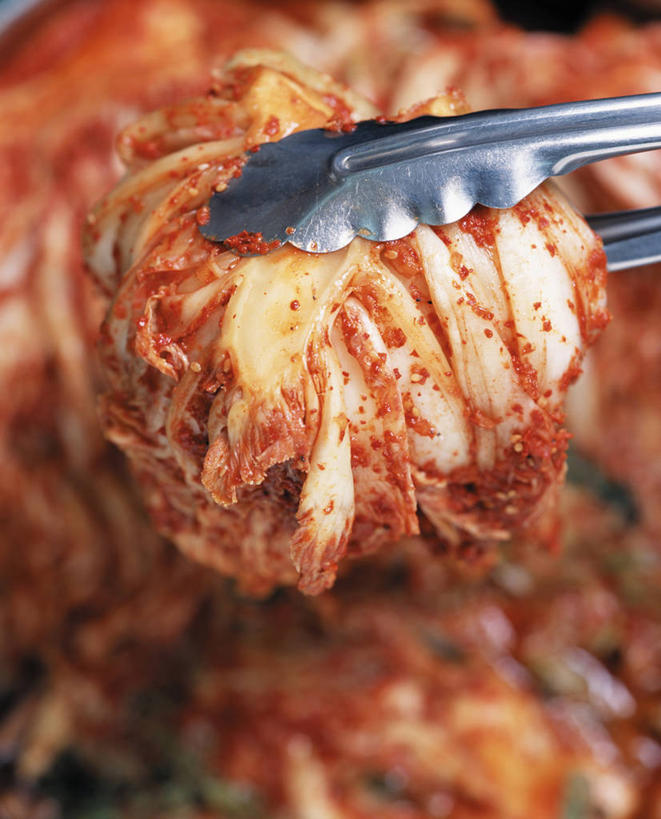 泡菜,无人,竖图,俯视,室内,特写,白天,烹饪,蔬菜,朦胧,模糊,新鲜,料理,食品,韩式,菜肴,美食,食物,一个,夹子,佳肴,有机食品,绿色食品,单个,韩国料理,韩国菜,韩式料理,韩国泡菜,食品夹,食物夹,面包夹,意粉夹,彩图,高角度拍摄