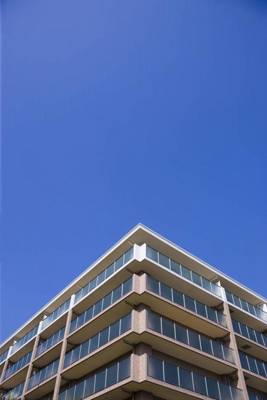 无人,家,竖图,室外,白天,仰视,旅游,度假,美景,窗户,城市风光,城市,建筑,日本,亚洲,阴影,光线,影子,房屋,墙,屋子,景观,公寓,娱乐,建设,洋房,楼房,玻璃窗,墙壁,墙面,住宅,蓝色,蓝天,天空,阳光,天,享受,休闲,景色,放松,晴朗,东亚,本州,万里无云,本州岛,日本国,近畿地方,近畿,滋贺,滋贺县,县厅,大津市,晴空,晴空万里,彩图,低角度拍摄,房子,大津