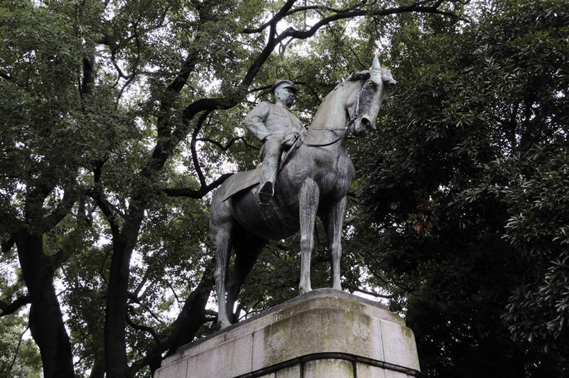 东方人,一个人,无人,坐,横图,室外,白天,仰视,旅游,度假,植物,标志建筑,地标,建筑,马,野生动物,雕塑,日本,亚洲,仅一个男性,仅一个人,仅一个中年男性,服装,艺术,装饰,雕刻,雕像,黄种人,娱乐,建设,一匹,树,树木,衣服,绿色,自然,动物,工艺品,享受,休闲,旅游胜地,放松,运输,服饰,牲畜,生长,成长,纪念,美术,衣着,武士,穿着,主题,陈列,东亚,一尊,日本国,功能,美学,政治家,衣饰,元帅,大将,男人,男性,中年男性,亚洲人,坐着,彩图,低角度拍摄,全身,总司令,大山岩