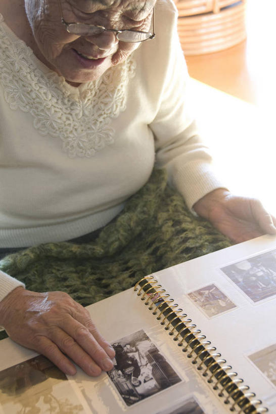 东方人,一个人,坐,笑,微笑,露齿笑,竖图,俯视,照片,室内,白天,书籍,亚洲,仅一个女性,仅一个人,一副,握,服装,相册,眼镜,拿,拿着,注视,休闲装,黄种人,衣服,观察,看,休闲,休闲服,握着,摄影,服饰,仅一个老年女性,影集,观看,老花镜,察看,关注,远视眼镜,老年女性,女人,女性,亚洲人,书,相片,坐着,半身,彩图,高角度拍摄,拍摄,照相,照片集,照片书