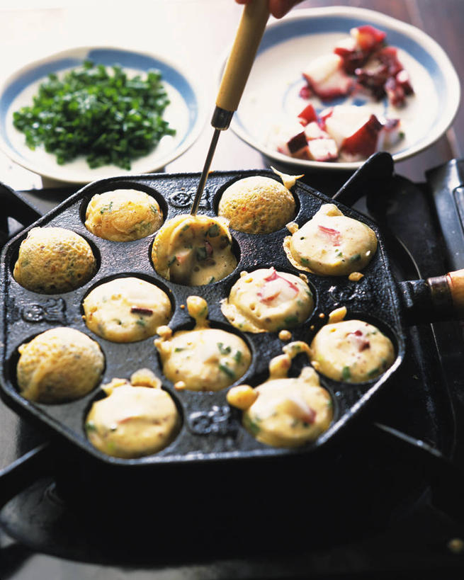 无人,竖图,俯视,室内,特写,白天,烹饪,机器,餐桌,桌子,蔬菜,餐具,厨具,阴影,朦胧,模糊,新鲜,反射,碟子,盘,影子,日本料理,料理,食品,设备,菜肴,美食,食物,盘子,碟,日式料理,日式,机械,佳肴,有机食品,绿色食品,餐台,炊具,烹饪用具,章鱼烧,章鱼小丸子,章鱼丸,章鱼丸子,烹调用具,烹调,彩图,高角度拍摄,章鱼小丸子机