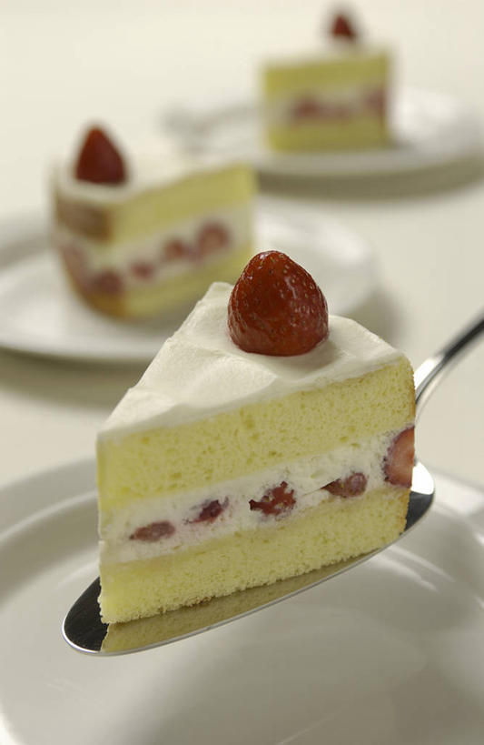 点心,无人,竖图,俯视,室内,特写,白天,白色背景,下午茶,餐桌,桌子,草莓,浆果,水果,三块,一把,阴影,朦胧,模糊,新鲜,反射,影子,勺子,生食,食品,果实,食物,糕点,三个,调羹,汤匙,奶油,草莓蛋糕,摄影,有机食品,绿色食品,影棚,餐台,乳制品,激凌,克林姆,淇淋,洋莓,水果皇后,红莓,地莓,彩图,高角度拍摄,影棚拍摄,拍摄,蛋糕