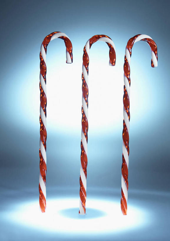 无人,竖图,室内,特写,白天,正面,阴影,蓝色背景,反射,影子,食品,糖,糖果,甜点,甜品,食物,三个,甜食,摄影,影棚,硬糖,拐杖糖,彩图,影棚拍摄,拍摄