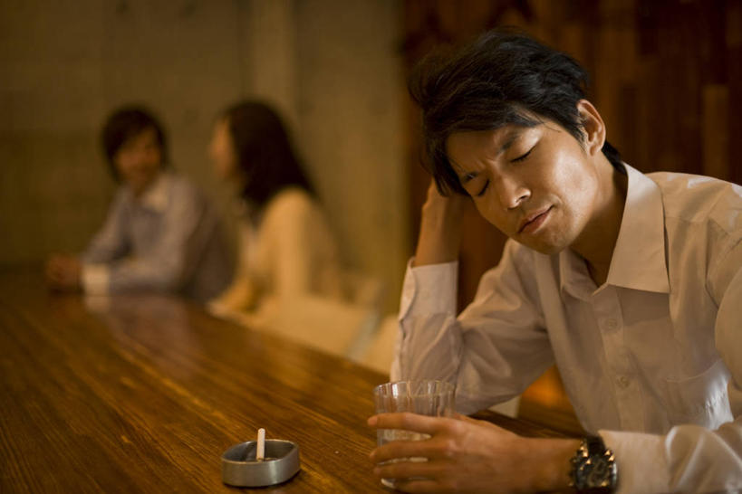 东方人,三个人,伙伴,朋友,酒吧,坐,闭眼,摸,说,横图,室内,夜晚,正面,讨论,友谊,杯子,香烟,亚洲,抚摸,阴影,朦胧,模糊,时间,光线,时钟,手表,影子,塑料,灯光,计时,扭头,注视,黄种人,玻璃制品,水杯,塑料制品,钟表,观察,看,转头,表,烟,观看,烟灰缸,腕表,察看,关注,烟碟,烟盅,交流,友情,男人,男性,年轻男性,年轻女性,女人,女性,亚洲人,玻璃杯,卷烟,烟草,纸烟,钟,烟缸,闭眼睛,闭着眼,闭着眼睛,触摸,沟通,讲话,交谈,接触,商讨,说话,谈话,坐着,半身,彩图,酒吧间,酒馆