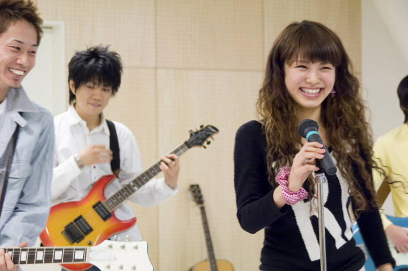 东方人,四个人,伙伴,朋友,站,笑,微笑,露齿笑,横图,室内,白天,正面,友谊,亚洲,乐队,表演,握,阴影,服装,朦胧,模糊,反射,影子,支架,墙,电吉他,乐器,弦乐器,音乐,弹奏,演奏,注视,休闲装,黄种人,队伍,架子,墙壁,墙面,衣服,话筒,观察,看,站着,休闲,同学,休闲服,握着,唱歌,服饰,观看,支撑,察看,演出,麦克风,歌舞,校友,关注,扩音器,弹拨弦鸣乐器,话筒架,演唱,传声器,歌唱,奏乐,同窗,学友,微音器,上演,友情,男人,男性,年轻男性,年轻女性,女人,女性,亚洲人,站立,半身,彩图,麦克风架,弹拨弦乐器