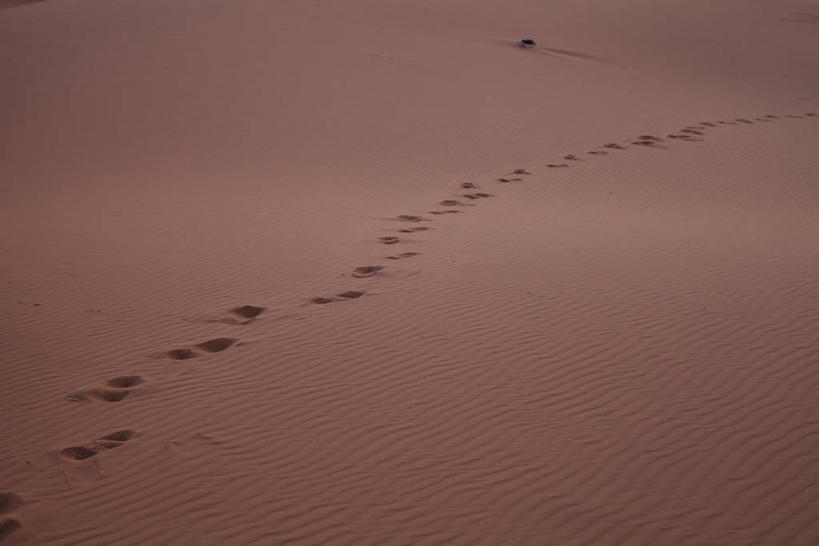 无人,横图,室外,白天,正面,美景,沙漠,非洲,摩洛哥,一排,许多,脚印,整齐,并列,并排,景观,很多,排列,自然,景色,足迹,队列,自然风光,平行,行踪,脚迹,阿非利加洲,摩洛哥王国,大漠,砂漠,彩图,撒哈拉沙丘