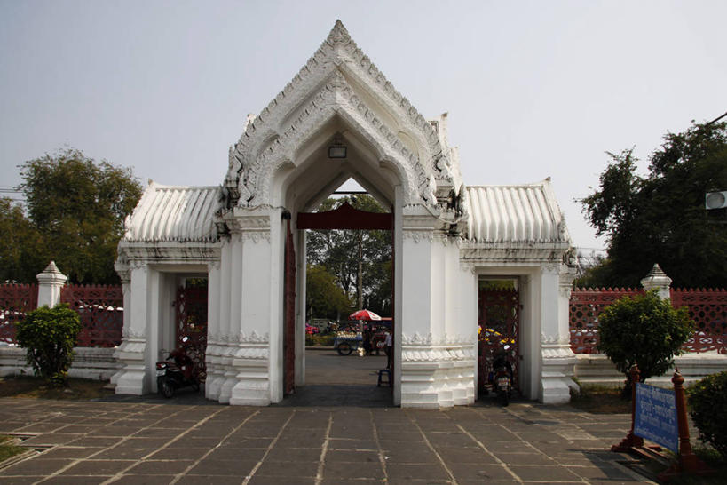 无人,寺庙,横图,室外,白天,正面,旅游,度假,植物,标志建筑,地标,建筑,曼谷,泰国,亚洲,阴影,节日,光线,影子,首都,燃烧,文化,娱乐,建设,树,树木,蓝色,绿色,蓝天,天空,阳光,自然,香火,庙宇,天,祈祷,享受,休闲,健康,旅游胜地,放松,许愿,宗教,东南亚,信仰,生长,晴朗,成长,纪念,祈求,云石寺,大理石寺,万里无云,泰王国,平安,晴空,晴空万里,彩图,庙,寺