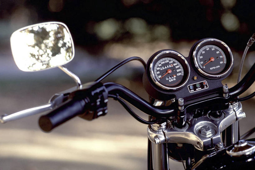 无人,横图,室外,特写,白天,正面,安全,镜子,道路,路,公路,摩托车,一辆,阴影,朦胧,模糊,反射,光线,标志,数字,文字,影子,字符,指针,交通,标识,车,阳光,交通工具,阿拉伯数字,后视镜,镜像,生命,镜面,载具,仪表盘,光学,仪表,马路,彩图,车速表