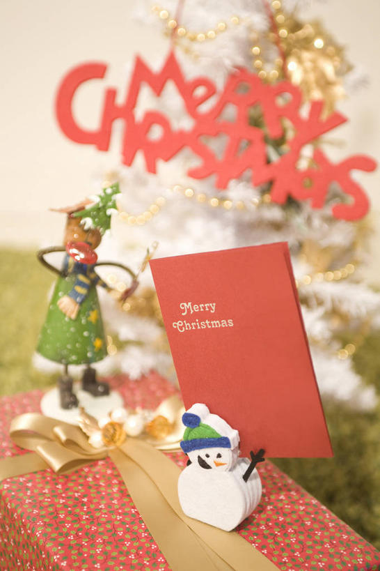 无人,竖图,室内,特写,白天,正面,雕塑,阴影,朦胧,模糊,艺术,装饰,反射,英文,标志,雕刻,雕像,挂饰,铃铛,文字,影子,字符,字母,贺卡,祝福,文化,标识,卡片,工艺品,纪念,英文字母,华丽,修饰,美术,点缀,主题,礼仪,陈列,祝愿,功能,美学,衬托,美观,雅致,雅观,圣诞铃铛,彩图