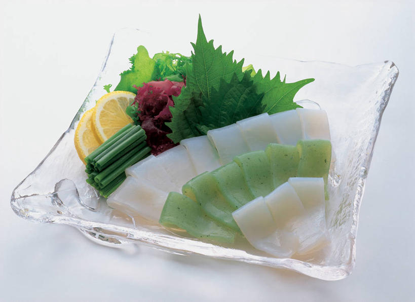 生鱼片,无人,横图,俯视,室内,特写,白天,白色背景,烹饪,餐桌,桌子,餐具,叶子,阴影,反射,碟子,盘,影子,肉,鱼肉,日本料理,鱼片,料理,食品,绿叶,蒟蒻,菜肴,美食,肉类,食物,一个,盘子,碟,日式料理,日式,嫩叶,摄影,佳肴,影棚,单个,餐台,肉食,沙西米,鬼芋,菎蒻,雷公枪,蒻头,魔芋,叶,叶片,彩图,高角度拍摄,影棚拍摄,拍摄,刺身