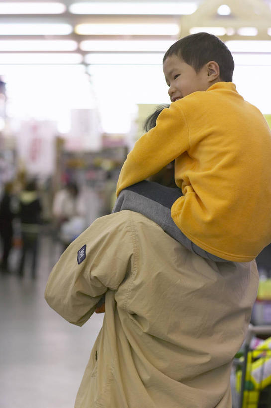 东方人,儿童,中年人,两个人,家庭,父亲,儿子,商店,竖图,室内,白天,纯洁,亚洲,阴影,服装,朦胧,模糊,反射,影子,扭头,注视,休闲装,黄种人,商铺,小孩,骑,背面,衣服,观察,看,扛,转头,休闲,温暖,温馨,父子,一家人,休闲服,父爱,可爱,童年,童趣,服饰,观看,和睦,察看,关注,童真,烂漫,无邪,市肆,商号,扛在肩上,骑在肩上,天真,男孩,男人,男性,中年男性,亚洲人,孩子,半身,彩图,店铺,五金店,融洽,男生